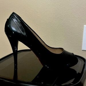 J Renee Luxe 9M Black patent leather heels